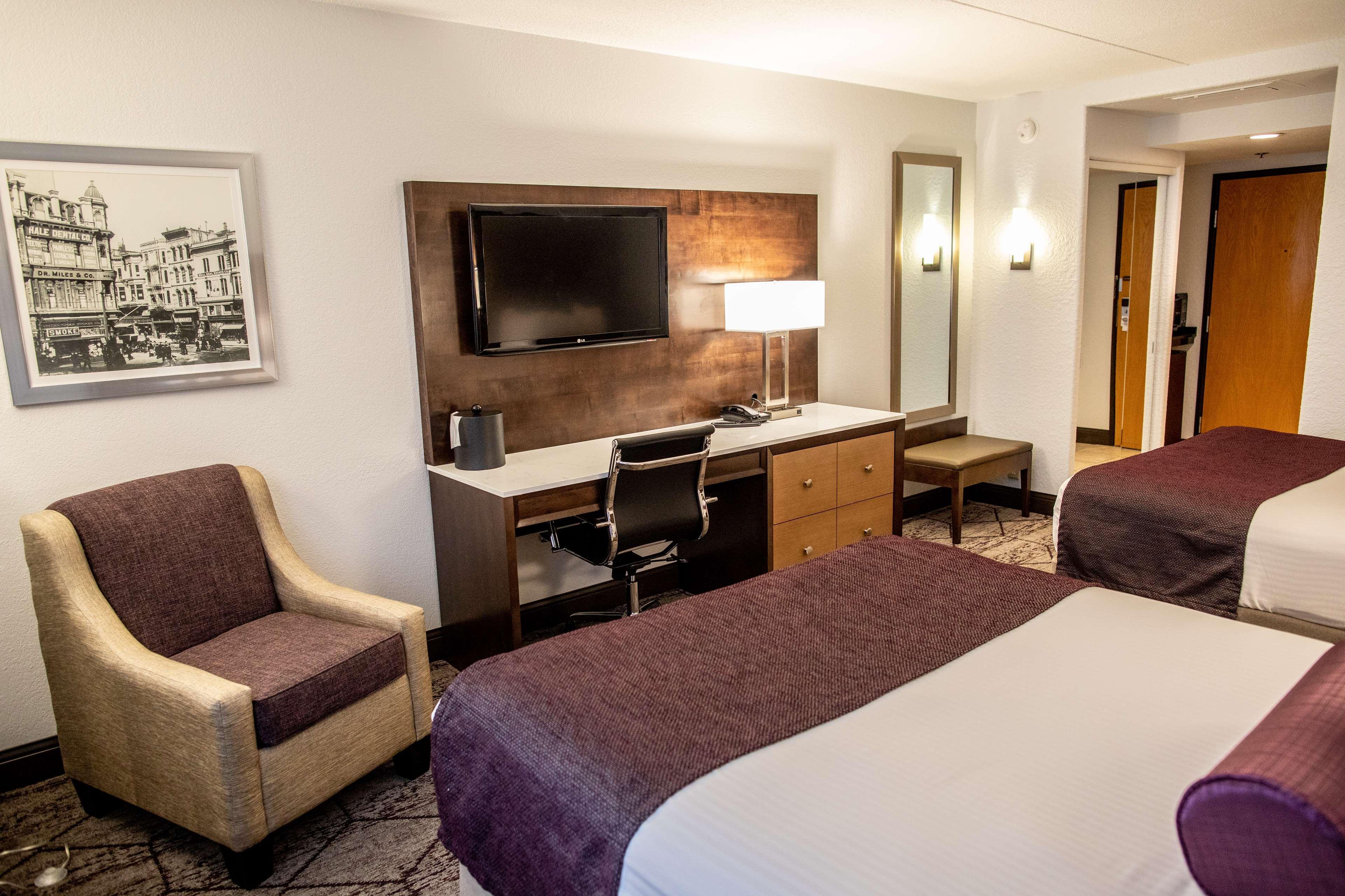 Best Western Plus Longbranch Hotel & Convention Center Cedar Rapids Exterior photo