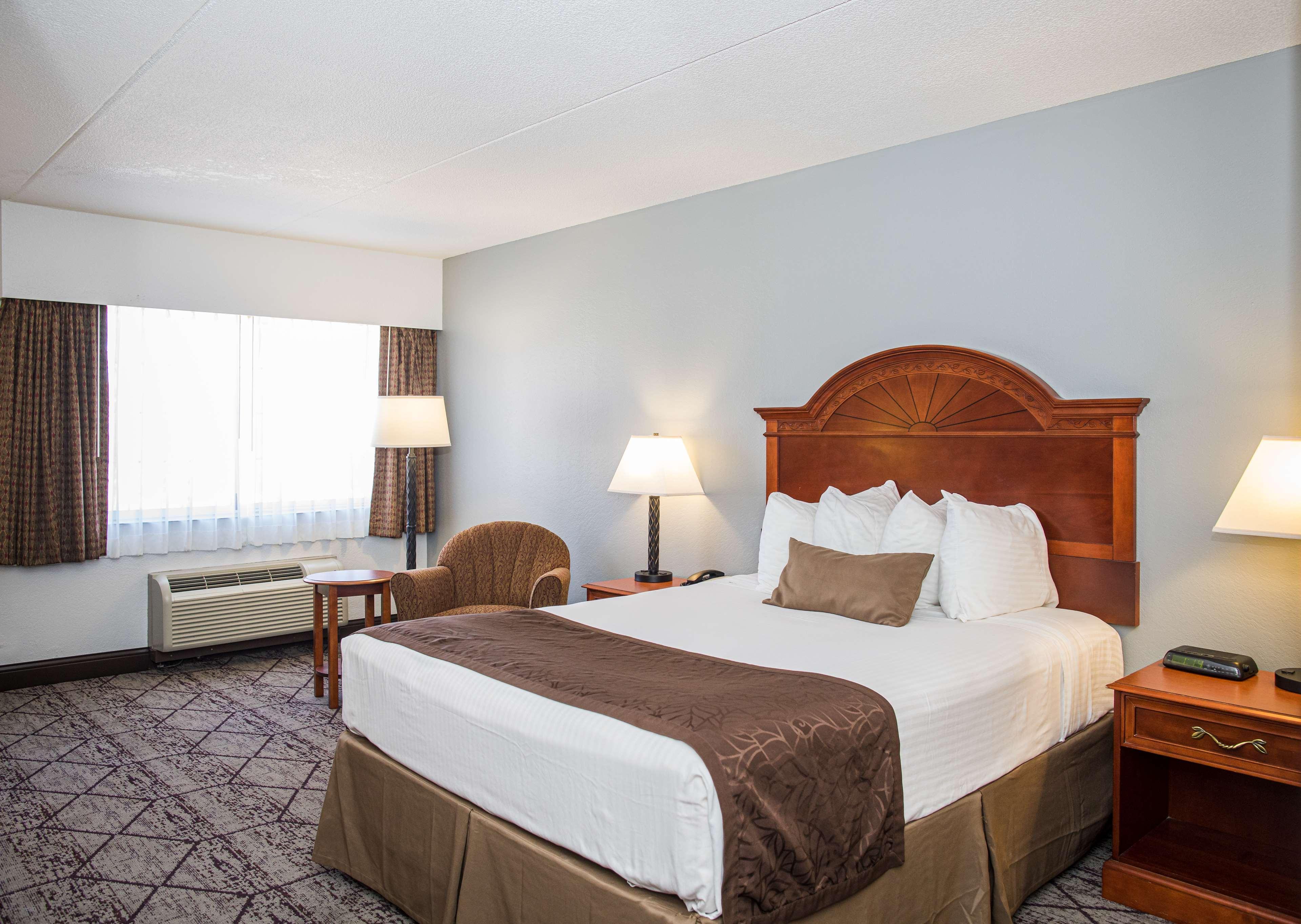 Best Western Plus Longbranch Hotel & Convention Center Cedar Rapids Exterior photo