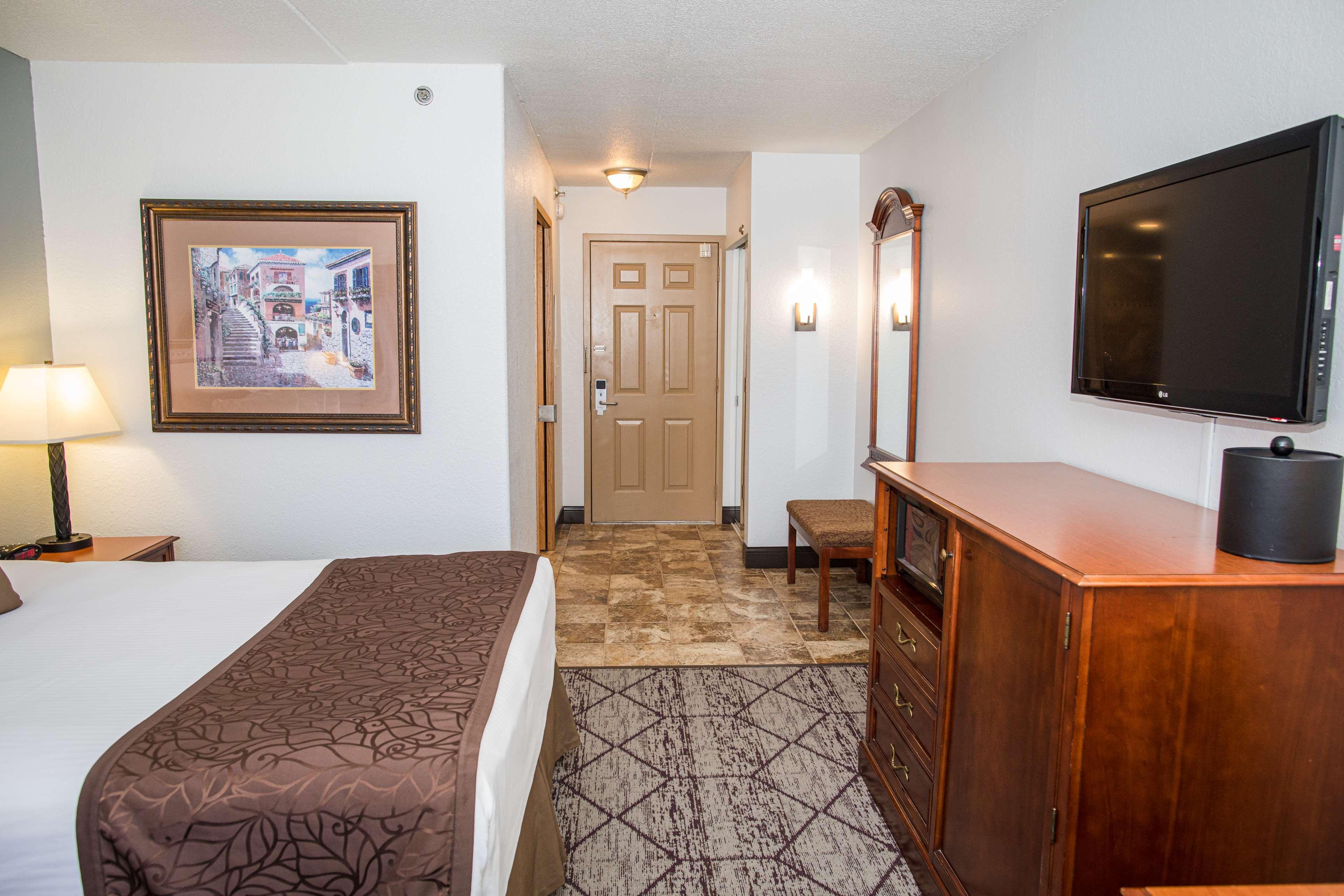 Best Western Plus Longbranch Hotel & Convention Center Cedar Rapids Exterior photo