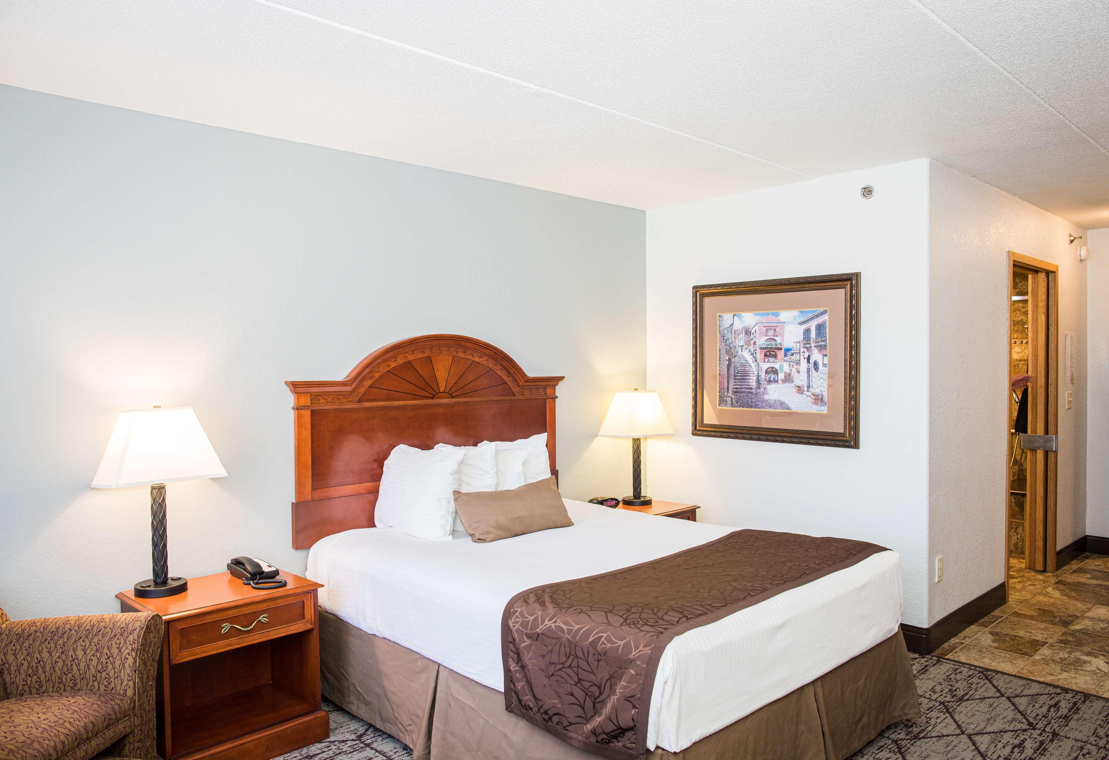 Best Western Plus Longbranch Hotel & Convention Center Cedar Rapids Exterior photo