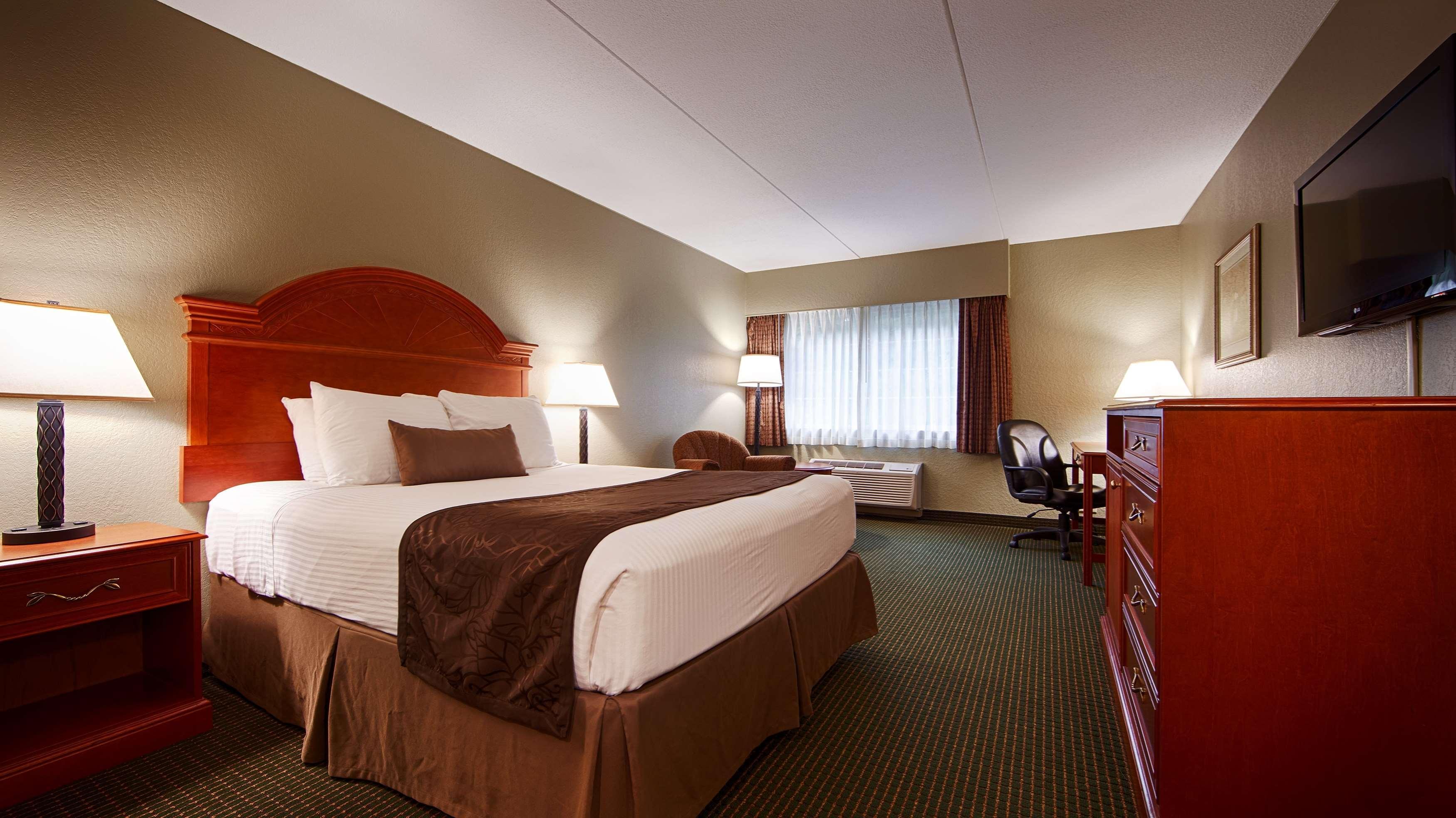Best Western Plus Longbranch Hotel & Convention Center Cedar Rapids Exterior photo