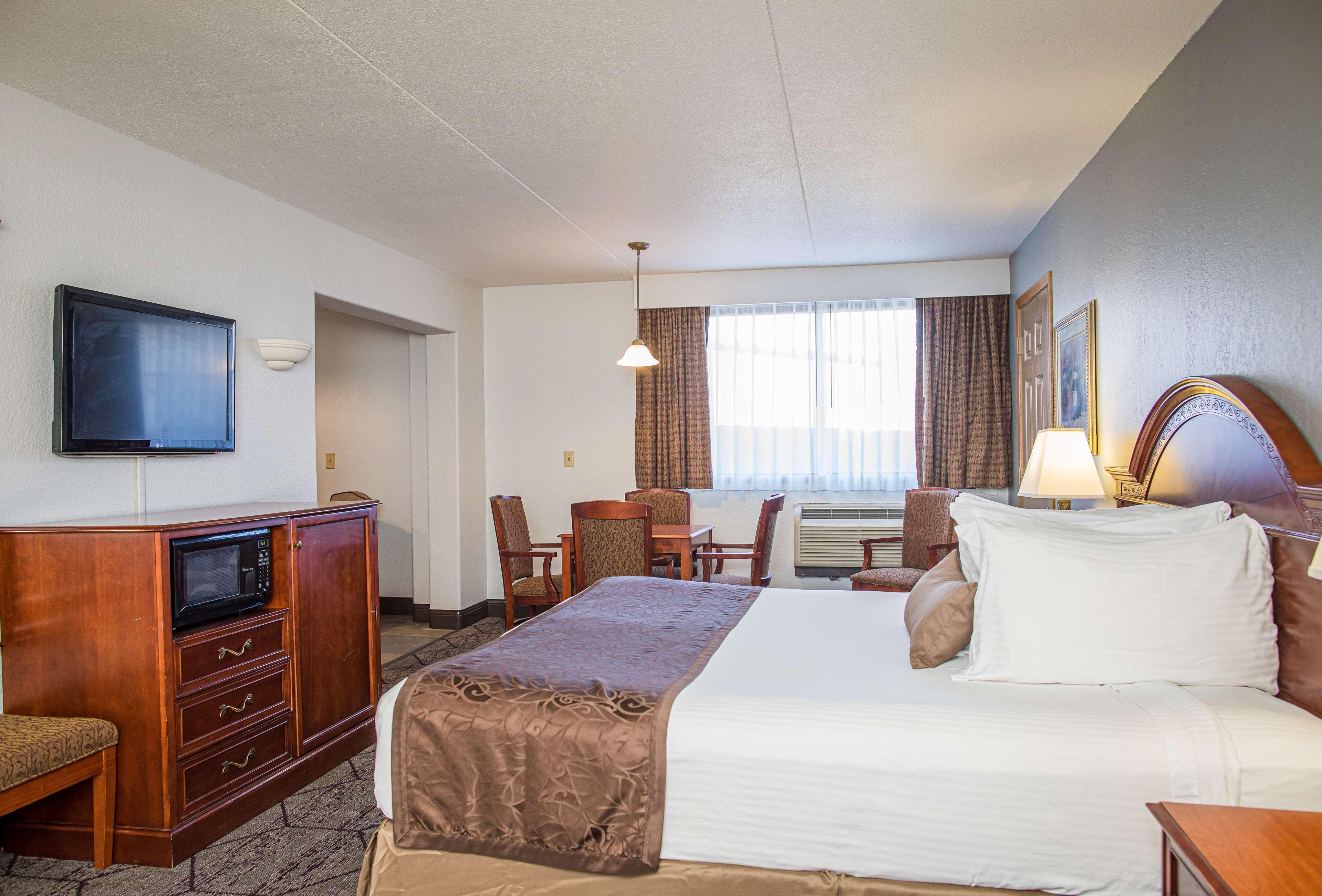 Best Western Plus Longbranch Hotel & Convention Center Cedar Rapids Exterior photo
