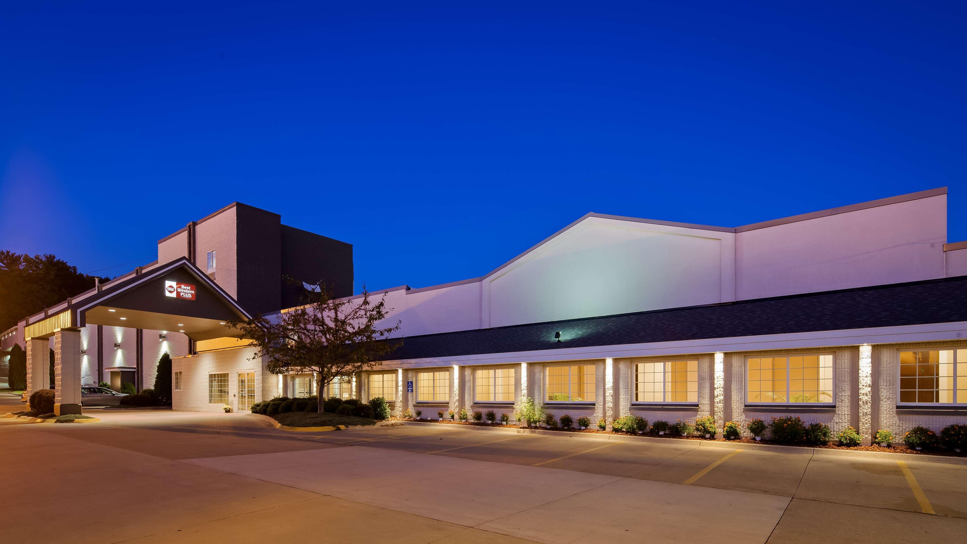 Best Western Plus Longbranch Hotel & Convention Center Cedar Rapids Exterior photo