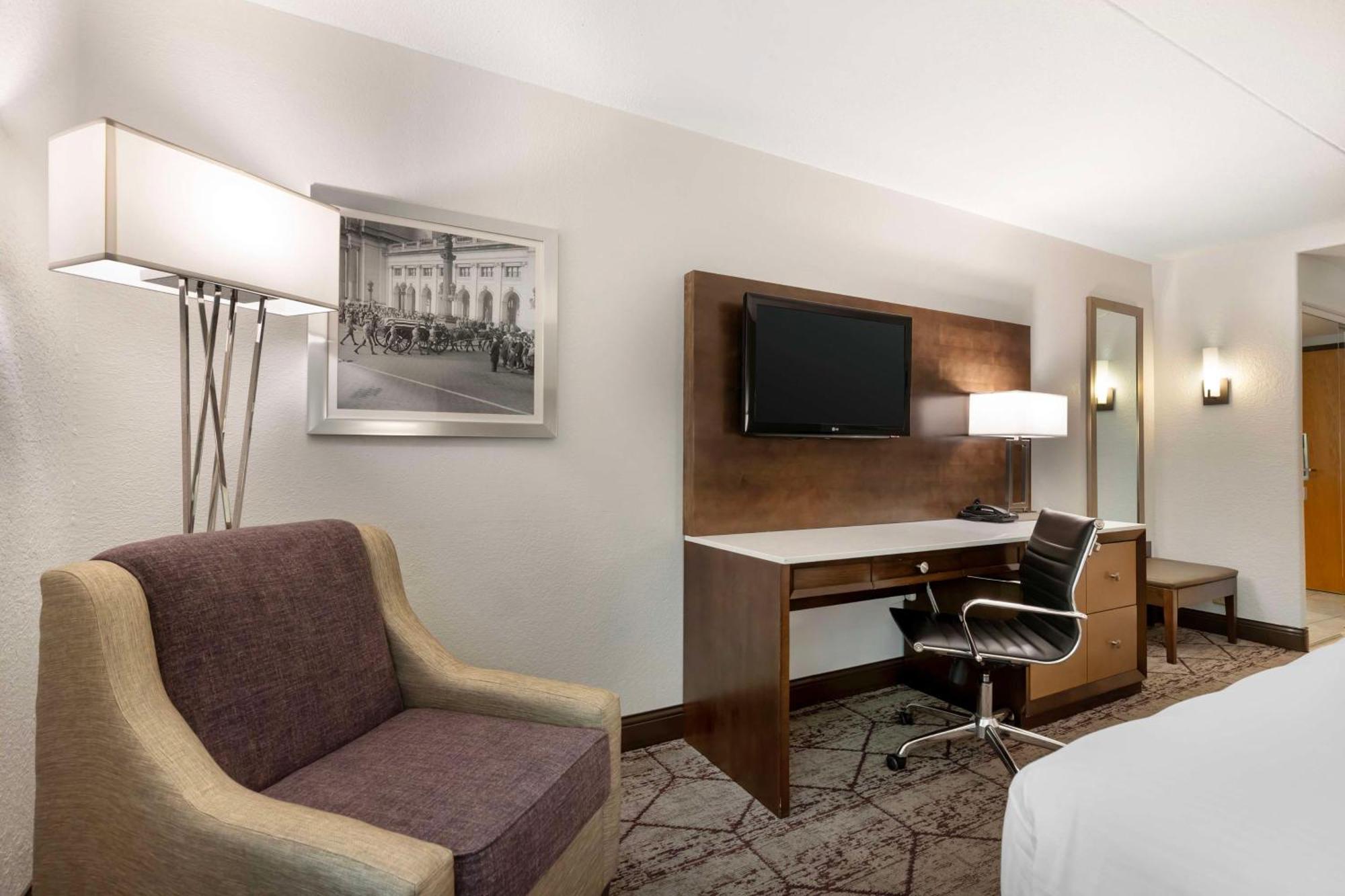 Best Western Plus Longbranch Hotel & Convention Center Cedar Rapids Exterior photo