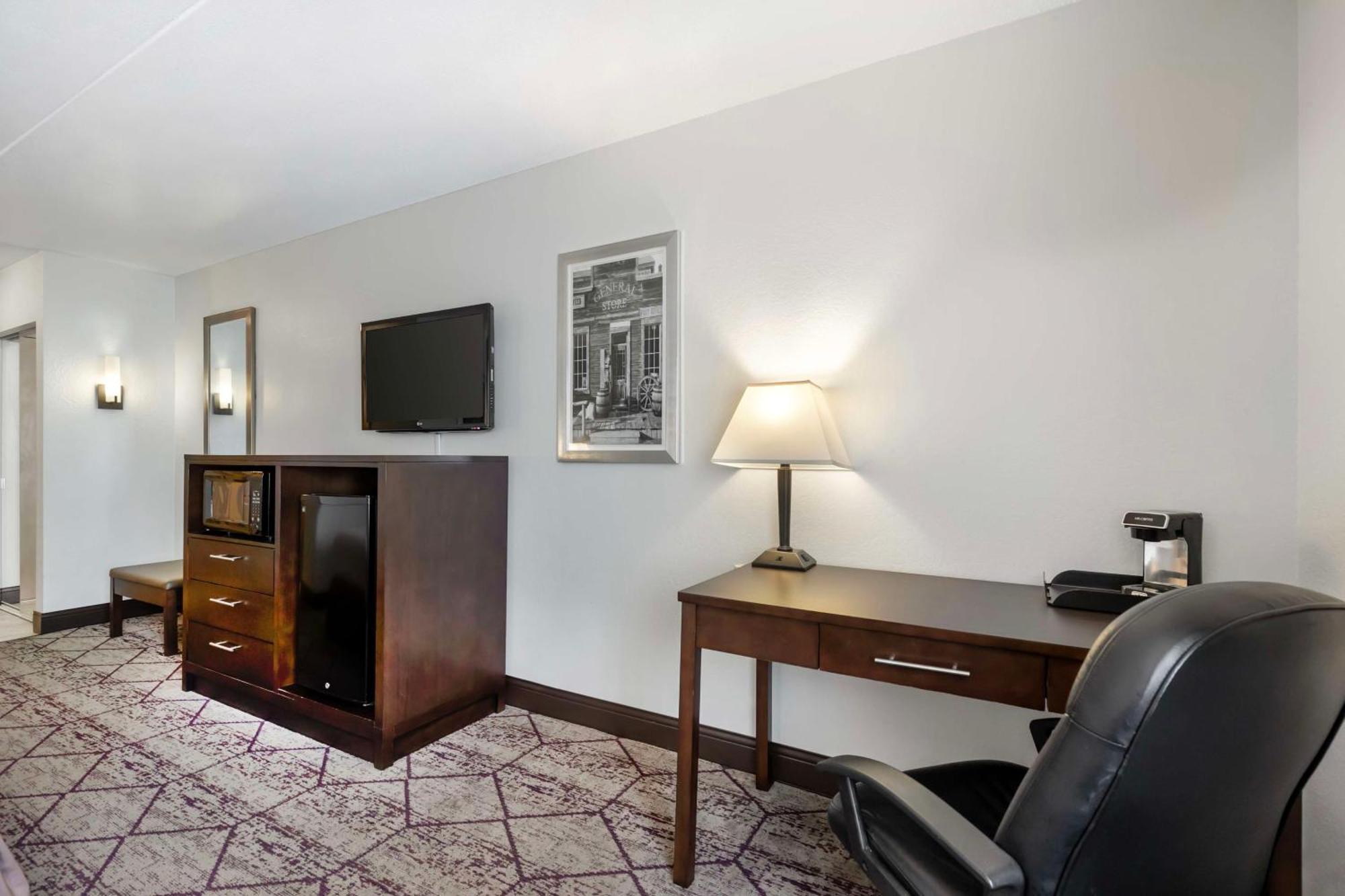Best Western Plus Longbranch Hotel & Convention Center Cedar Rapids Exterior photo