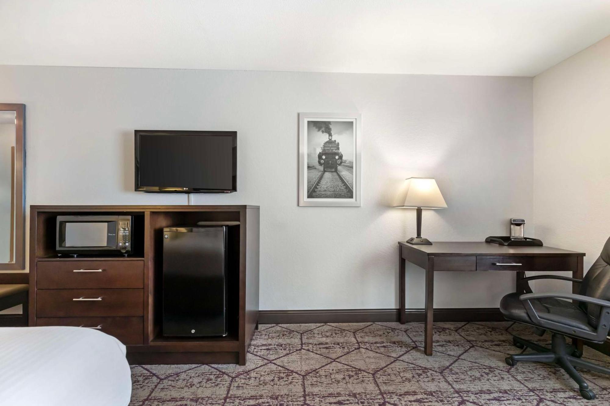 Best Western Plus Longbranch Hotel & Convention Center Cedar Rapids Exterior photo