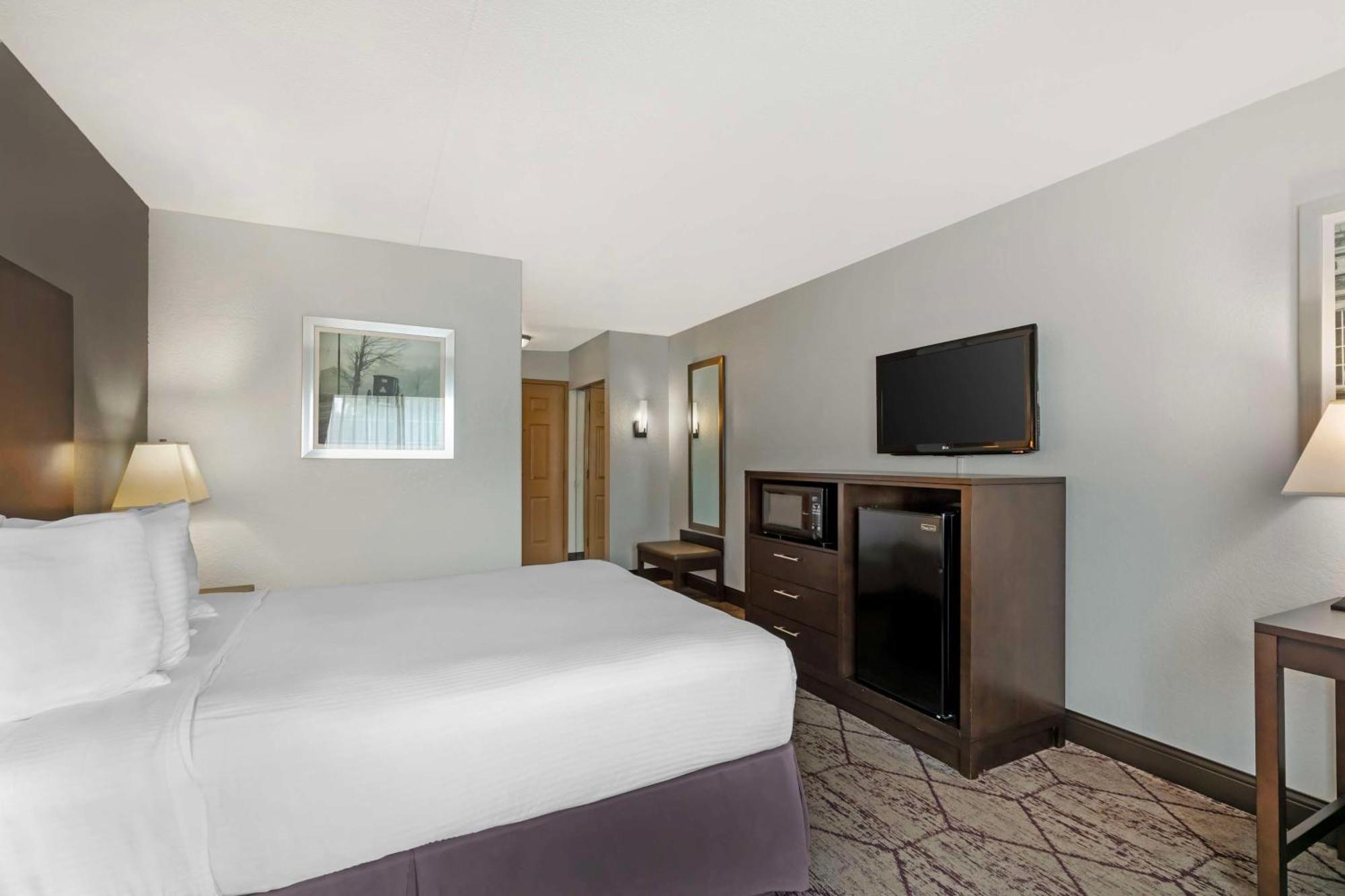 Best Western Plus Longbranch Hotel & Convention Center Cedar Rapids Exterior photo