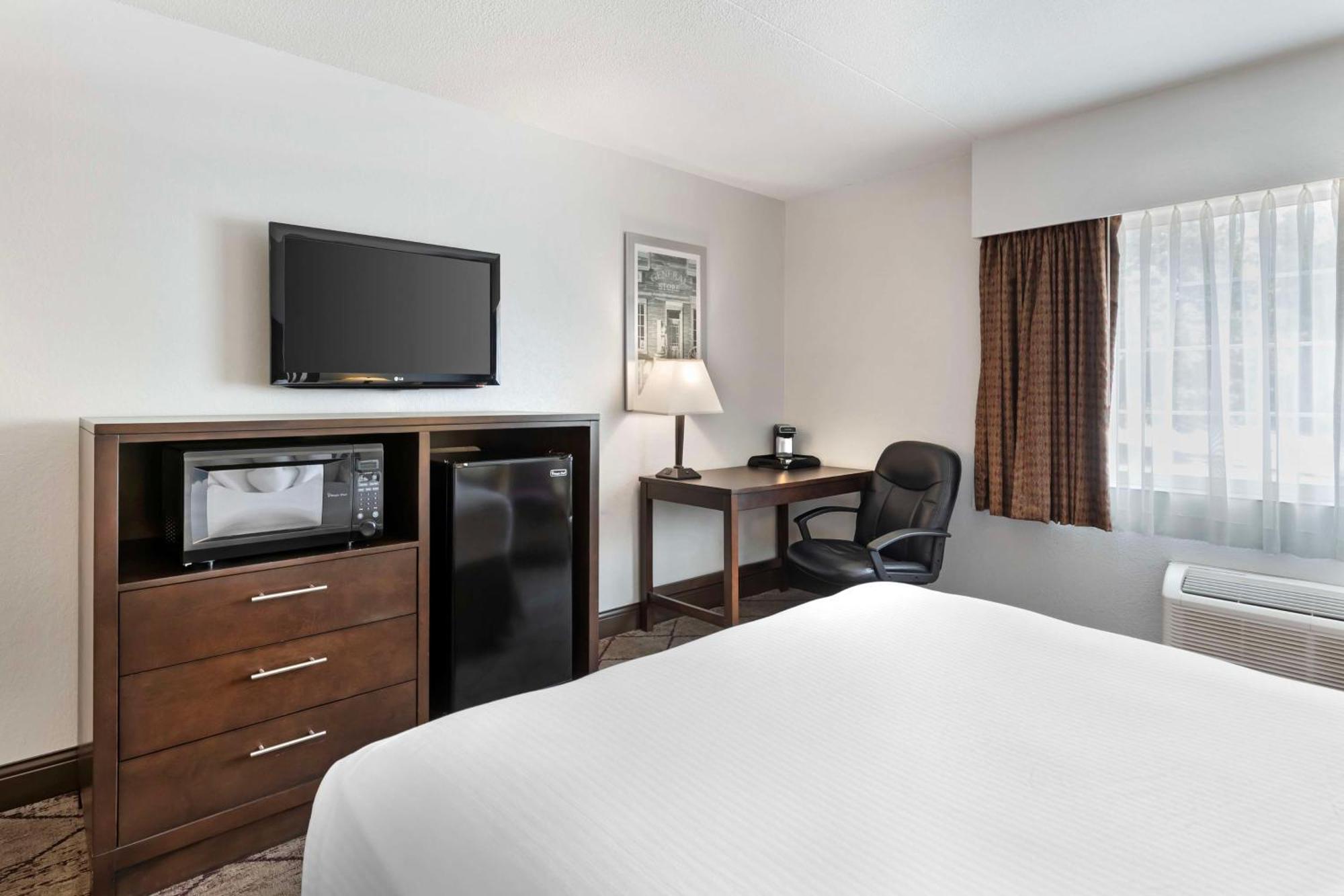 Best Western Plus Longbranch Hotel & Convention Center Cedar Rapids Exterior photo