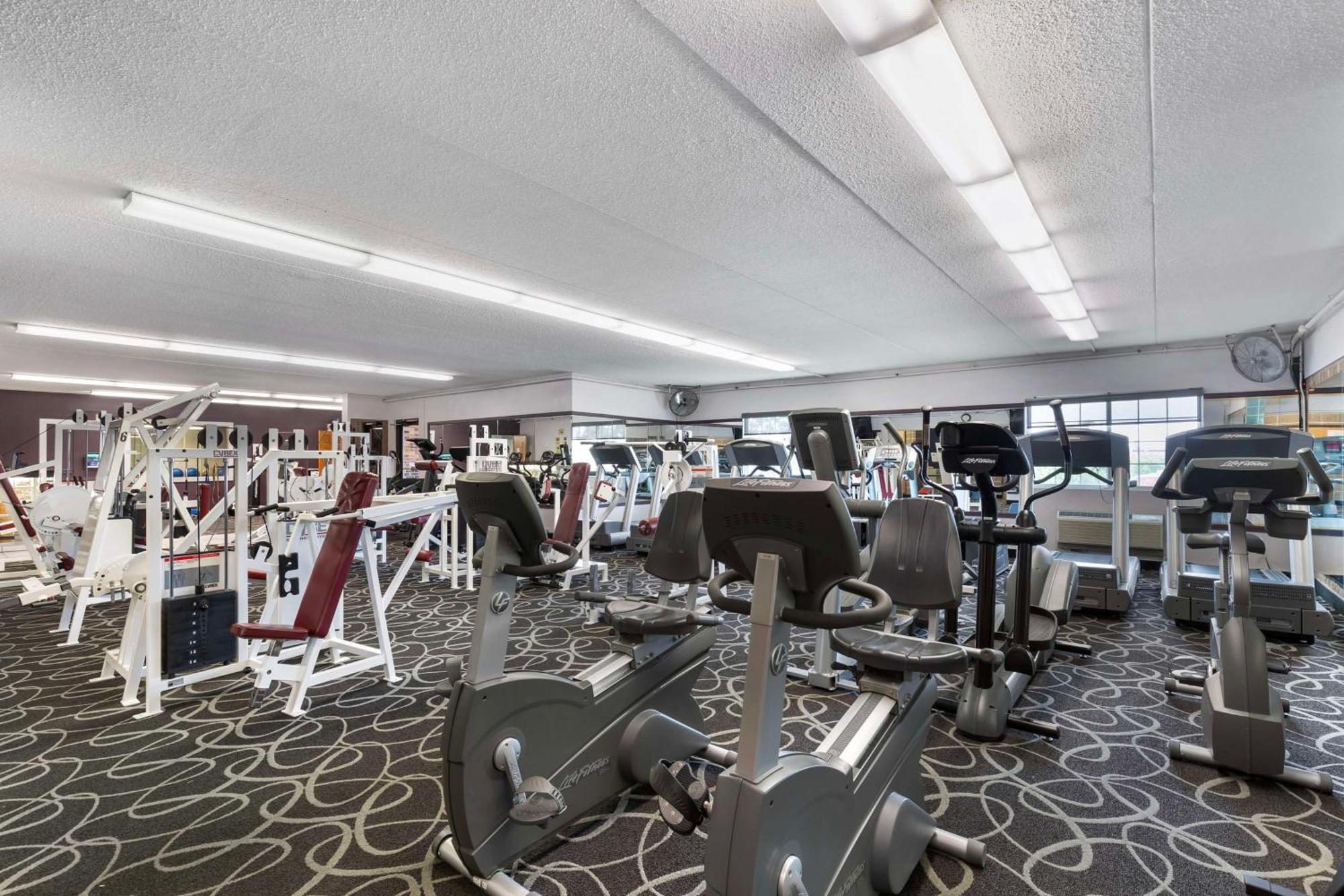 Best Western Plus Longbranch Hotel & Convention Center Cedar Rapids Exterior photo