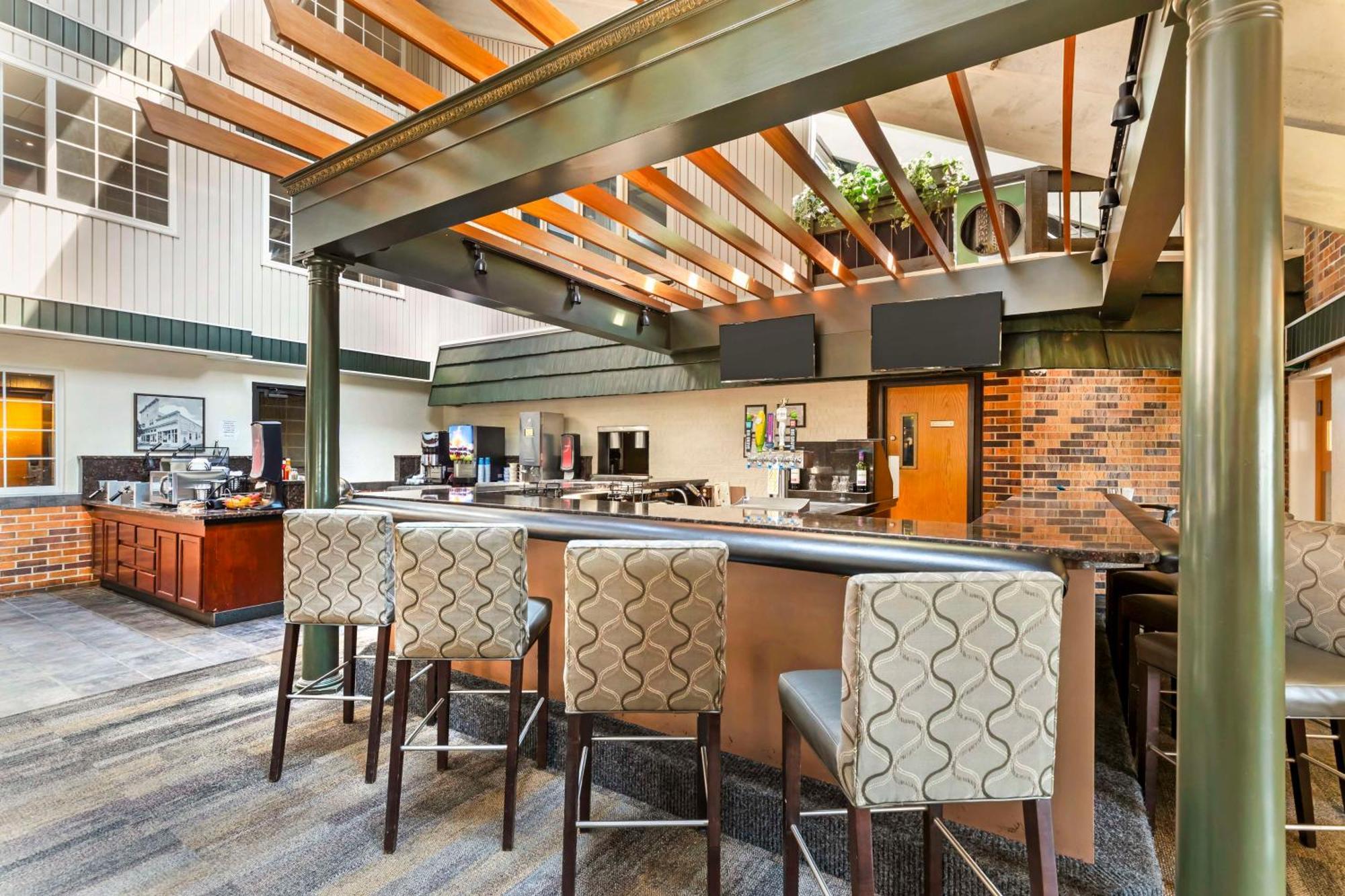 Best Western Plus Longbranch Hotel & Convention Center Cedar Rapids Exterior photo
