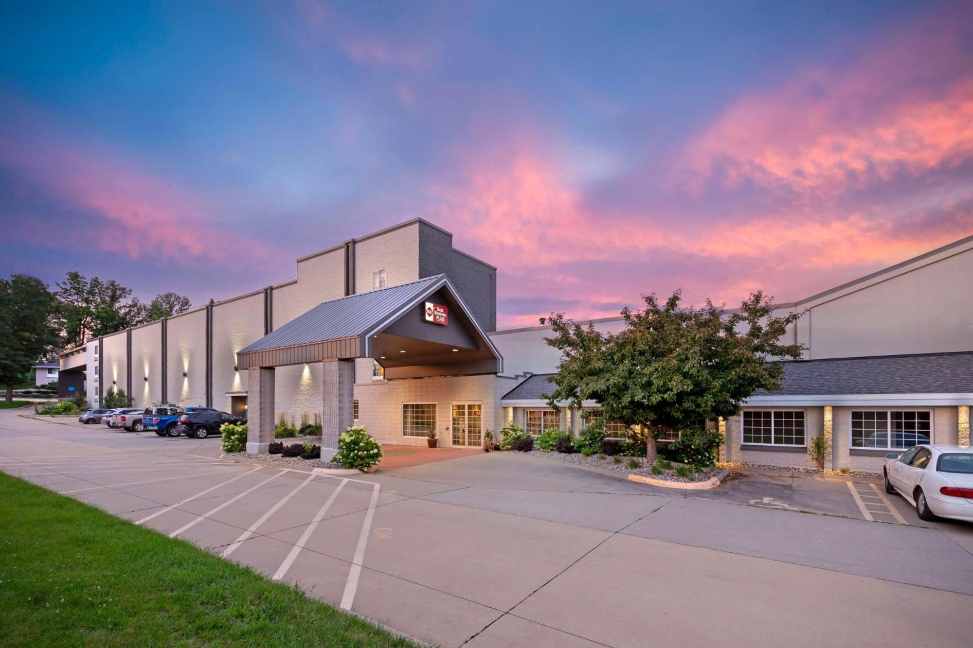 Best Western Plus Longbranch Hotel & Convention Center Cedar Rapids Exterior photo