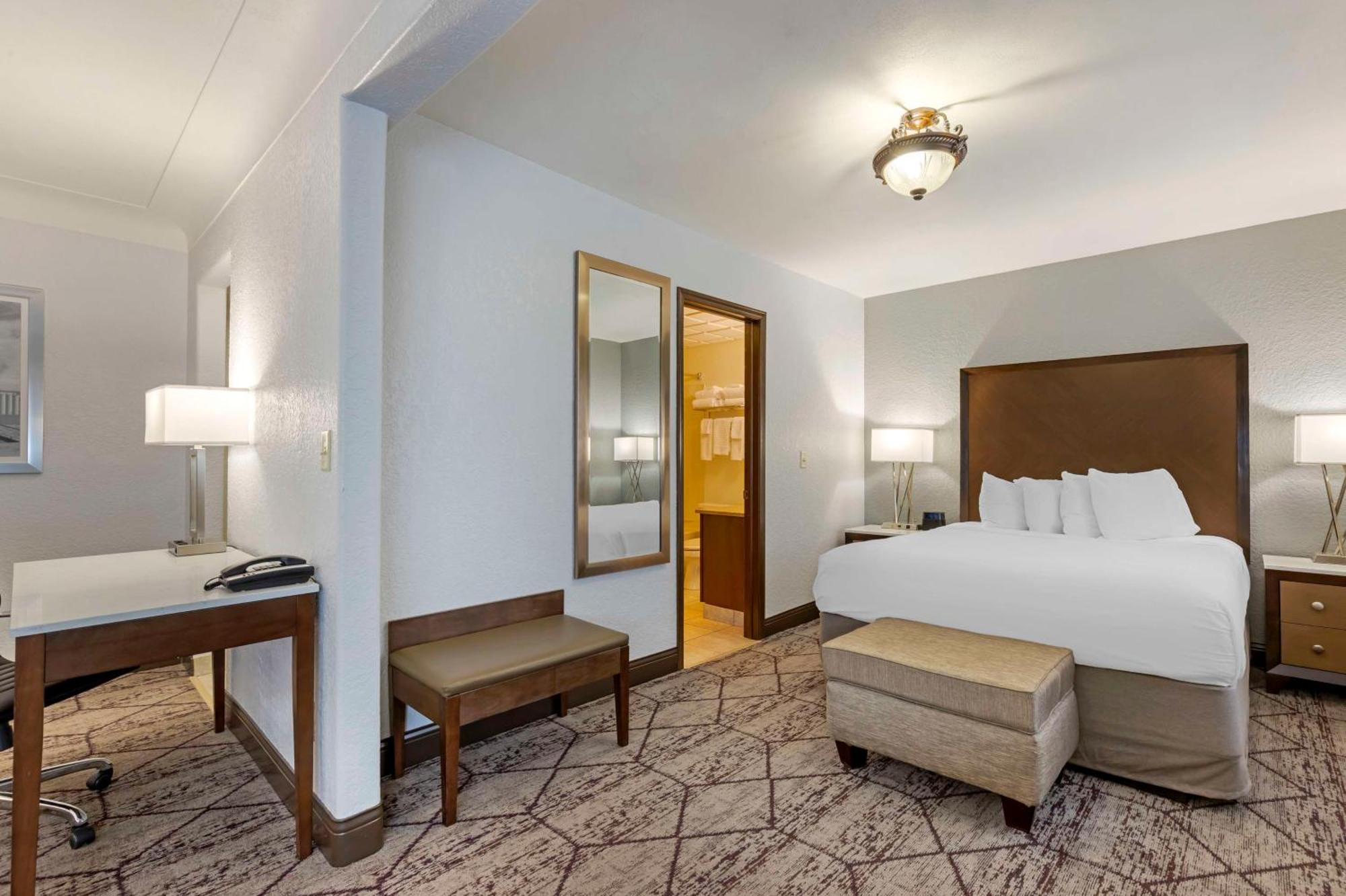 Best Western Plus Longbranch Hotel & Convention Center Cedar Rapids Exterior photo