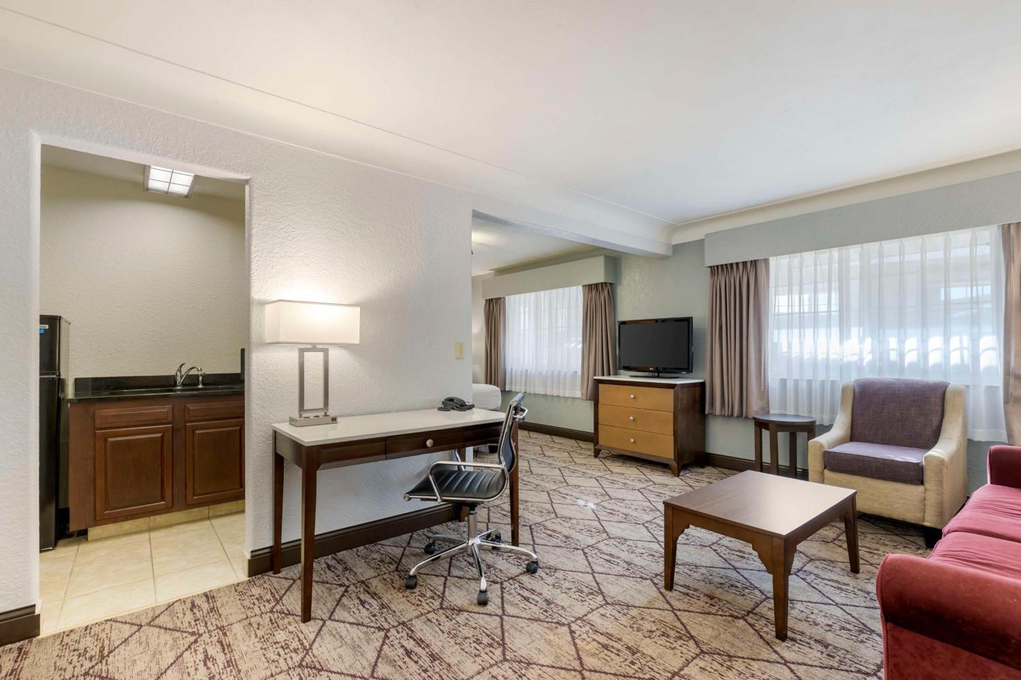 Best Western Plus Longbranch Hotel & Convention Center Cedar Rapids Exterior photo